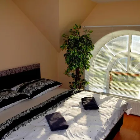 Vila Riviera So Sukromnou Virivkou A Dva Samostatne Apartmany - Besenova Liptov Apartment *